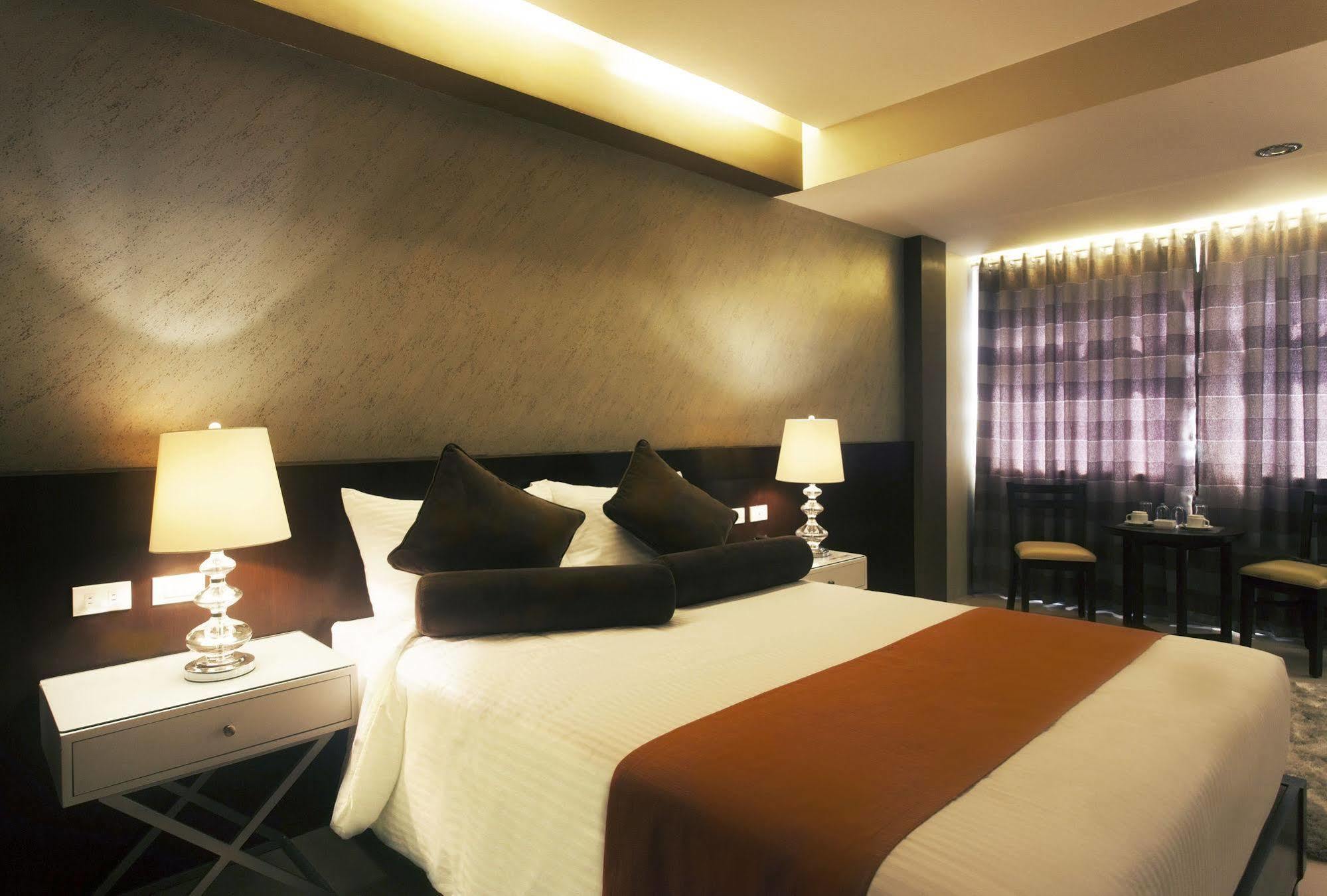 Grace Crown Hotel Ángeles Extérieur photo