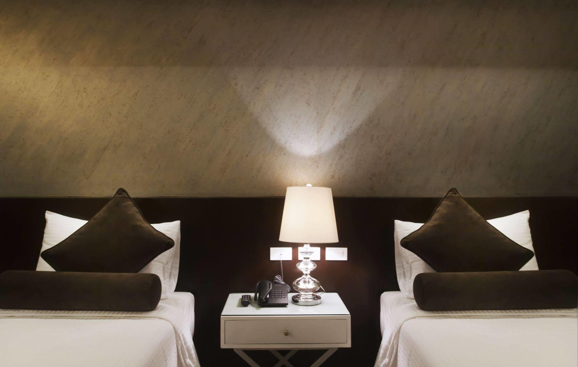 Grace Crown Hotel Ángeles Extérieur photo